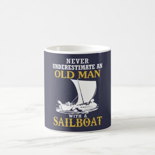 Alter Mann mit einem Segelboot Kaffeetasse (Mittel)