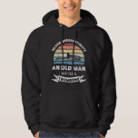 Alter Mann mit einem Trombone Funny Gift Vater Hoodie<br><div class="desc">Unterschätze niemals einen Alten mit einem Röhrchen. Ein lustiges Geschenk für Männer,  die Liebe Marching Band,  Musik,  Jazz & Instrumente. Erhalten Sie es als Weihnachten,  Geburtstag oder Vatertagsgeschenke für Ihren Ehemann oder Vater.</div>