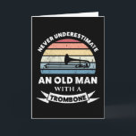 Alter Mann mit einem Trombone Funny Gift Vater Karte<br><div class="desc">Unterschätze niemals einen Alten mit einem Röhrchen. Ein lustiges Geschenk für Männer,  die Liebe Marching Band,  Musik,  Jazz & Instrumente. Erhalten Sie es als Weihnachten,  Geburtstag oder Vatertagsgeschenke für Ihren Ehemann oder Vater.</div>