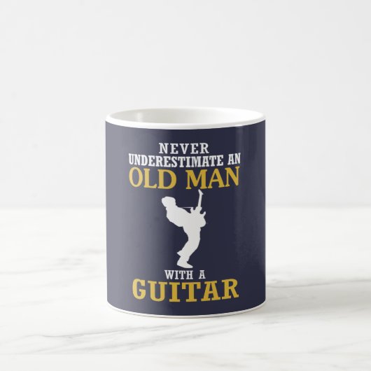 Alter Mann - mit einer Gitarre Kaffeetasse (Mittel)