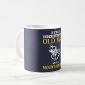 ALTER MANN MIT EINER MOUNTAINBIKE KAFFEETASSE (Vorderseite Links)