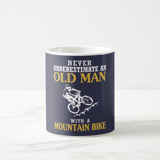 ALTER MANN MIT EINER MOUNTAINBIKE KAFFEETASSE (Mittel)