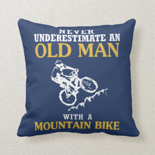 ALTER MANN MIT EINER MOUNTAINBIKE KISSEN