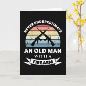 Alter Mann mit feuerwaffenartigem Vater Karte (Gelbe Blume)