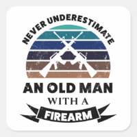 Alter Mann mit Feuerwaffenfreund Vater