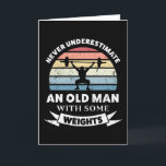 Alter Mann mit Gewichten Funny Gift Vater Karte<br><div class="desc">Unterschätze niemals einen Alten mit ein paar Gewichten. Dieses lustige Geschenk ist ideal für Männer,  die die Bodybuilding & Fitness des Fitnessstudios Liebe. Erhalten Sie es als Weihnachten,  Geburtstag oder Vatertagsgeschenke für Ihren Ehemann oder Vater.</div>
