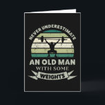 Alter Mann mit Gewichten Funny Vater Geschenk Karte<br><div class="desc">Unterschätze niemals einen Alten mit ein paar Gewichten. Dieses lustige Geschenk ist ideal für Männer,  die die Bodybuilding & Fitness des Fitnessstudios Liebe. Erhalten Sie es als Weihnachten,  Geburtstag oder Vatertagsgeschenke für Ihren Ehemann oder Vater.</div>