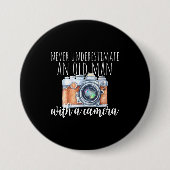Alter Mann mit Kamera Button (Vorderseite)