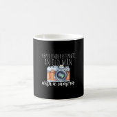 Alter Mann mit Kamera Kaffeetasse (Mittel)