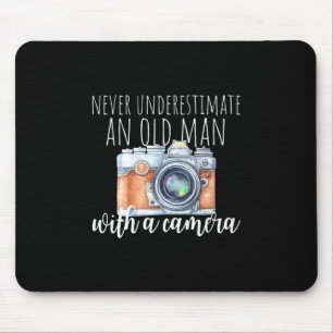 Alter Mann mit Kamera Mousepad