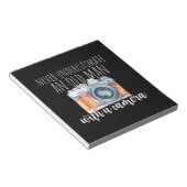 Alter Mann mit Kamera Notizblock (angewinkelt)