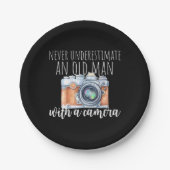 Alter Mann mit Kamera Pappteller (Vorderseite)