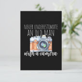 Alter Mann mit Kamera RSVP Karte (Stehend Vorderseite)