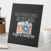 Alter Mann mit Kamera Sockelschild (In Situ)