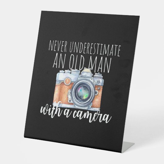 Alter Mann mit Kamera Sockelschild (Vorderseite)