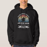 Alter Mann mit Kayak Funny Gift Vater Hoodie<br><div class="desc">Unterschätze niemals einen Alten mit einem Kajak. Dieses lustige Geschenk ist ideal für Männer,  die Kajak,  Kanu und Wassersport Liebe. Erhalten Sie es als Weihnachten,  Geburtstag oder Vatertagsgeschenke für Ihren Ehemann oder Vater.</div>