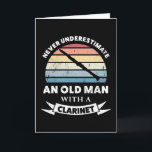 Alter Mann mit Klarinette Funny Gift Vater Karte<br><div class="desc">Unterschätze niemals einen Alten mit Klarinette. Ein lustiges Geschenk für Männer,  die Liebe marschieren Bands,  Musik,  Jazz & Instrumente. Erhalten Sie es als Weihnachten,  Geburtstag oder Vatertagsgeschenke für Ihren Ehemann oder Vater.</div>