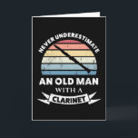 Alter Mann mit Klarinette Funny Gift Vater Karte<br><div class="desc">Unterschätze niemals einen Alten mit Klarinette. Ein lustiges Geschenk für Männer,  die Liebe marschieren Bands,  Musik,  Jazz & Instrumente. Erhalten Sie es als Weihnachten,  Geburtstag oder Vatertagsgeschenke für Ihren Ehemann oder Vater.</div>