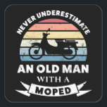 Alter Mann mit Moped Funny Gift Vater Quadratischer Aufkleber<br><div class="desc">Unterschätze niemals einen Alten mit einem Moped. Dieses lustige Geschenk ist ideal für Männer,  die Liebe Roller,  Motorräder & Bikes. Erhalten Sie es als Weihnachten,  Geburtstag oder Vatertagsgeschenke für Ihren Ehemann oder Vater.</div>