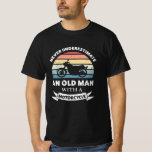 Alter Mann mit Motorrad-Funny-Geschenk-Vater T-Shirt<br><div class="desc">Unterschätzen Sie niemals einen alten Mann mit einem Motorrad. Schönes Geschenk ideal für Herren / Biker,  die Liebe Motorräder Motorrad und Motorrad. Erhalten Sie Weihnachten,  Geburtstag oder Vatertagsgeschenke für Ihren Mann oder Ihren Vater.</div>
