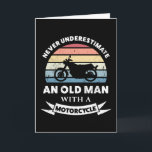 Alter Mann mit Motorrad Funny Gift Vater Karte<br><div class="desc">Unterschätze niemals einen alten Mann mit einem Motorrad. Das schöne Geschenk für Herren / Biker,  die Motorräder Liebe Motorrad & Motorrad. Erhalten Sie Weihnachten,  Geburtstag oder Vatertagsgeschenke für Ihren Ehemann oder Vater.</div>