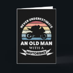 Alter Mann mit Motorrad Funny Gift Vater Karte<br><div class="desc">Unterschätze niemals einen Alten mit einem Motorrad. Das schöne Geschenk für Herren / Biker,  die Motorräder Liebe Motorrad & Motorrad. Erhalten Sie es als Weihnachten,  Geburtstag oder Vatertagsgeschenke für Ihren Ehemann oder Vater.</div>