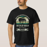 Alter Mann mit Piano Funny Pianist Vater T-Shirt<br><div class="desc">Unterschätzen Sie niemals einen alten Mann mit einem Klavier. Funny Geschenk für Männer und Frauen / Pianist,  der klassische Musik und Instrumente Liebe. Erhalten Sie es als Weihnachtsgeschenke,  Geburtstag oder Vatertagsgeschenke für Ihren Ehemann oder Vater.</div>