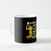 Alter Mann mit Pickleball-Paddel Großpa Kaffeetasse (Vorderseite Links)