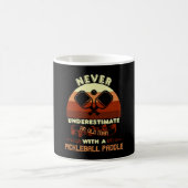 Alter Mann mit Pickleball-Paddel Kaffeetasse (Mittel)