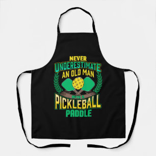 Alter Mann mit Pickleball-Paddel Schürze