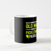 Alter Mann mit Pickleball Paddle Funny Senior Men Kaffeetasse (Vorderseite Links)