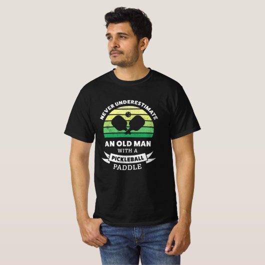 Alter Mann mit Pickleball-Paddle-Geschenk T-Shirt (Vorne ganz)