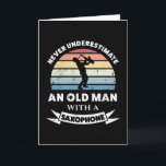 Alter Mann mit Saxophone Funny Gift Vater Karte<br><div class="desc">Unterschätze niemals einen Alten mit einem Saxophon. Ein lustiges Geschenk für Männer,  die Liebe Marching Band,  Sax,  Musik & Jazz. Erhalten Sie es als Weihnachten,  Geburtstag oder Vatertagsgeschenke für Ihren Ehemann oder Vater.</div>