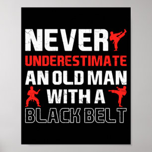 Alter Mann mit schwarzem Gürtel Karate-Militärkuns Poster