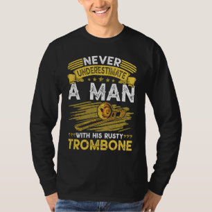 Alter Mann mit seiner rostigen Posaune Erwachsenen T-Shirt