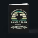 Alter Mann mit Set Drums Funny Vater Geschenk Karte<br><div class="desc">Unterschätze niemals einen Alten mit einem Set Trommeln. Ein lustiges Geschenk für Herren / Trommler,  die Liebe Trommeln & Musik. Erhalten Sie es als Weihnachten,  Geburtstag oder Vatertagsgeschenke für Ihren Ehemann oder Vater.</div>