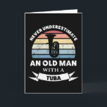 Alter Mann mit Tuba Funny Music Gift Vater Karte<br><div class="desc">Unterschätze niemals einen Alten mit einem Tuba. Ein lustiges Geschenk für Männer,  die Liebe Marching Band,  Musik & Instrumente. Erhalten Sie es als Weihnachten,  Geburtstag oder Vatertagsgeschenke für Ihren Ehemann oder Vater.</div>