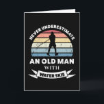 Alter Mann mit Wasserski Funny Gift Vater Karte<br><div class="desc">Unterschätze niemals einen Alten mit Wasserski. Dieses lustige Geschenk ist ideal für Männer,  die Liebe Ski,  Wassersport & Wasserski. Erhalten Sie es als Weihnachten,  Geburtstag oder Vatertagsgeschenke für Ihren Ehemann oder Vater.</div>