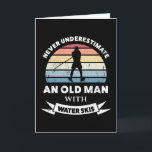 Alter Mann mit Wasserski Funny Gift Vater Karte<br><div class="desc">Unterschätze niemals einen Alten mit Wasserski. Dieses lustige Geschenk ist ideal für Männer,  die Liebe Ski,  Wassersport & Wasserski. Erhalten Sie es als Weihnachten,  Geburtstag oder Vatertagsgeschenke für Ihren Ehemann oder Vater.</div>