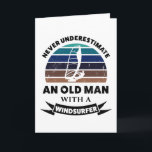 Alter Mann mit Windsurfer Funny Gift Vater Karte<br><div class="desc">Unterschätze niemals einen Alten mit einem Windsurfer. Ein tolles Geschenk für Männer,  die Windsurfen und Segeln Liebe haben. Erhalten Sie es als Weihnachtsgeschenke oder Vatertagsgeschenke für Ihren Ehemann oder Papa.</div>