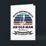 Alter Mann mit Windsurfer Funny Gift Vater Karte<br><div class="desc">Unterschätze niemals einen Alten mit einem Windsurfer. Ein tolles Geschenk für Männer,  die Windsurfen und Segeln Liebe haben. Erhalten Sie es als Weihnachtsgeschenke oder Vatertagsgeschenke für Ihren Ehemann oder Papa.</div>