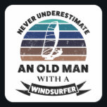 Alter Mann mit Windsurfer Funny Gift Vater Quadratischer Aufkleber<br><div class="desc">Unterschätze niemals einen Alten mit einem Windsurfer. Ein tolles Geschenk für Männer,  die Windsurfen und Segeln Liebe haben. Erhalten Sie es als Weihnachtsgeschenke oder Vatertagsgeschenke für Ihren Ehemann oder Papa.</div>