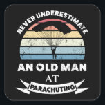 Alter Mann, Parachuting Funny Gift Vater Quadratischer Aufkleber<br><div class="desc">Unterschätze niemals einen Alten bei Parachuting. Ein lustiges Geschenk für Männer,  die Skydiving und Extremsport Liebe. Erhalten Sie es als Weihnachten,  Geburtstag oder Vatertagsgeschenke für Ihren Ehemann oder Vater.</div>
