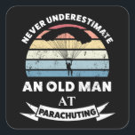 Alter Mann, Parachuting Funny Gift Vater Quadratischer Aufkleber<br><div class="desc">Unterschätze niemals einen Alten bei Parachuting. Ein lustiges Geschenk für Männer,  die Skydiving und Extremsport Liebe. Erhalten Sie es als Weihnachten,  Geburtstag oder Vatertagsgeschenke für Ihren Ehemann oder Vater.</div>