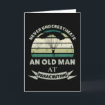 Alter Mann, Parachuting Funny Vater Geschenk Karte<br><div class="desc">Unterschätze niemals einen Alten bei Parachuting. Ein lustiges Geschenk für Männer,  die Skydiving und Extremsport Liebe. Erhalten Sie es als Weihnachten,  Geburtstag oder Vatertagsgeschenke für Ihren Ehemann oder Vater.</div>