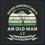 Alter Mann, Parachuting Funny Vater Geschenk Quadratischer Aufkleber<br><div class="desc">Unterschätze niemals einen Alten bei Parachuting. Ein lustiges Geschenk für Männer,  die Skydiving und Extremsport Liebe. Erhalten Sie es als Weihnachten,  Geburtstag oder Vatertagsgeschenke für Ihren Ehemann oder Vater.</div>