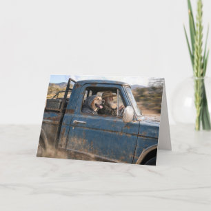 Alter Mann und Labrador Retriever in einem blauen Karte