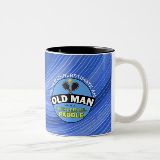 Alter Mann und Pickleball - personalisieren Zweifarbige Tasse (Rechts)