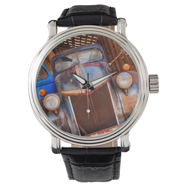 Alter rostiger LKW auf dem Bauernhof Armbanduhr (Vorderseite)