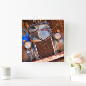 Alter rostiger LKW auf dem Bauernhof Quadratische Wanduhr (Zuhause)